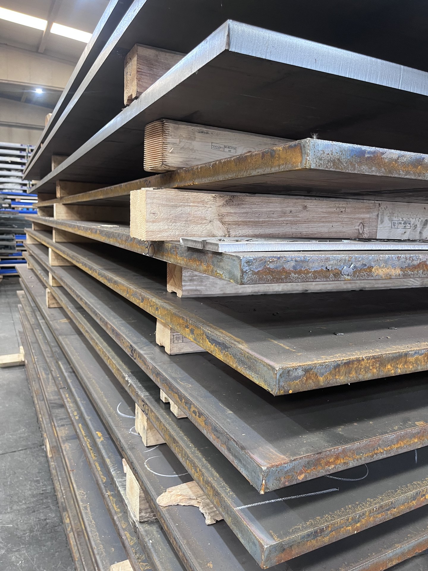 Materiales para corte láser: acero al carbono, inoxidable y aluminio en Talleres Feudo