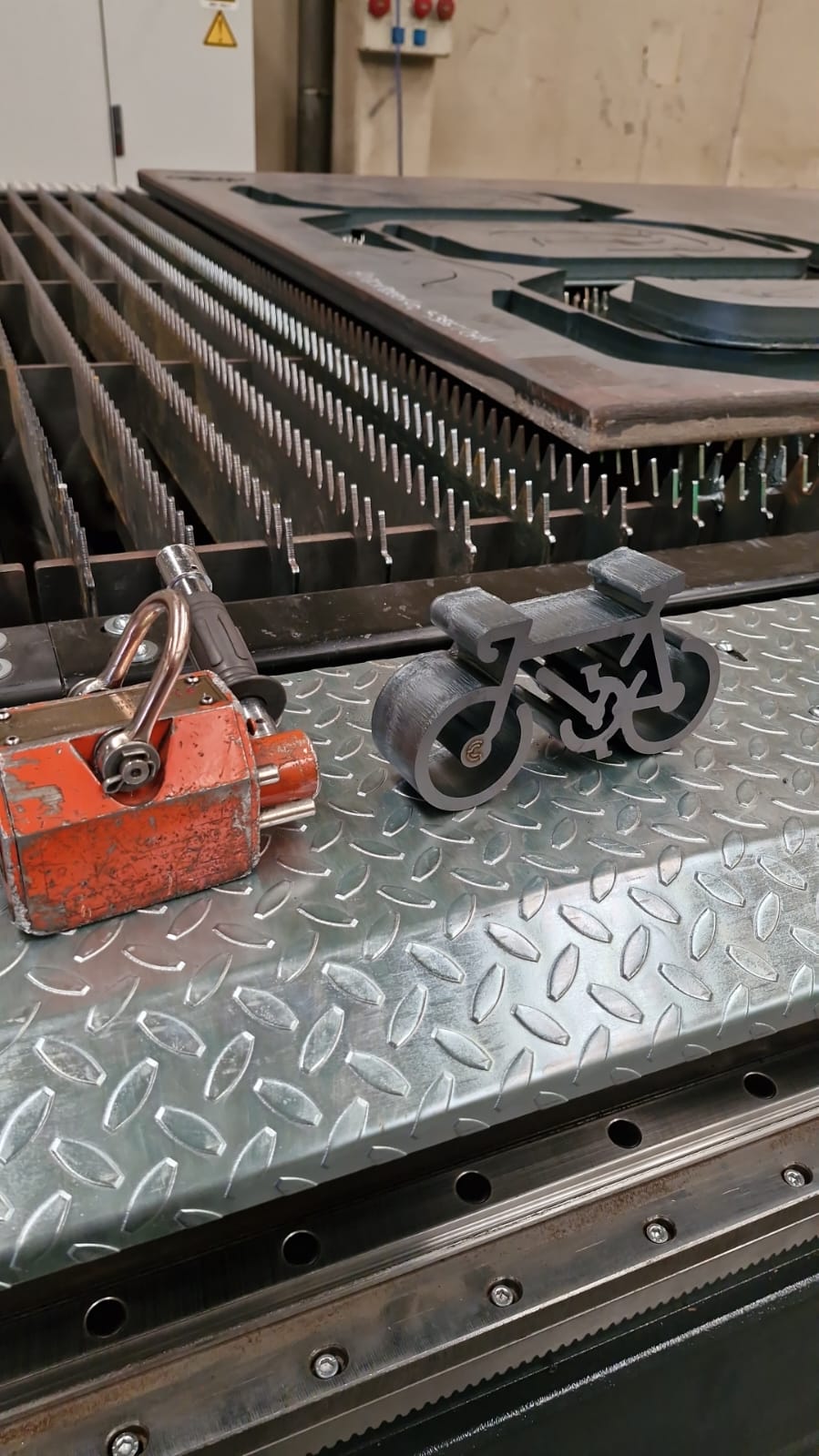 Muestra de pieza decorativa cortada por láser sobre mesa magnética